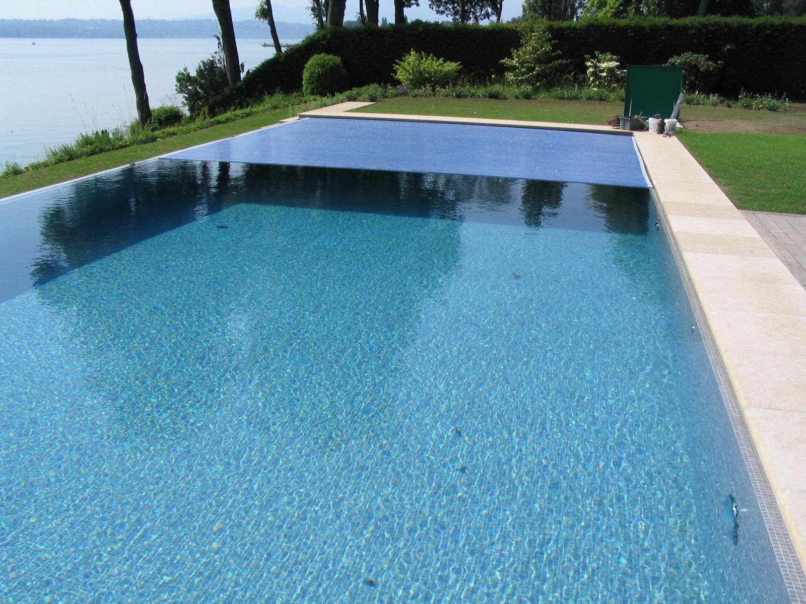 Photo en situation de : Buse de refoulement de fond ø 130 mm en inox 316L avec vis G2 externe longueur 40 mm, avec débit ajustable et verrouillable pour piscine carrelée et liner