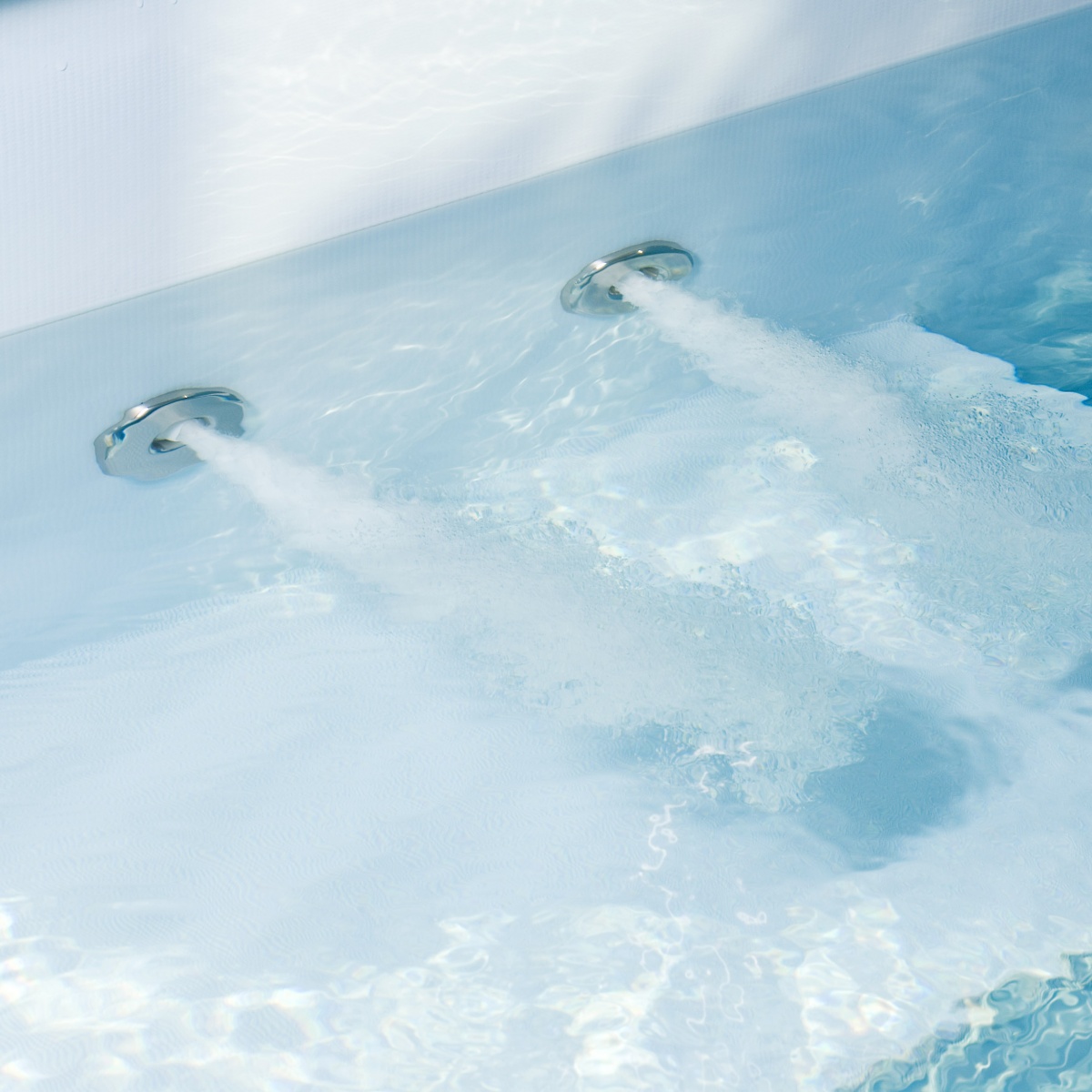 Photo en situation de : Buses de refoulement avec couvercle INOX et rotule orientable ø18 mm pour piscines carrelées et pré-fabriquées